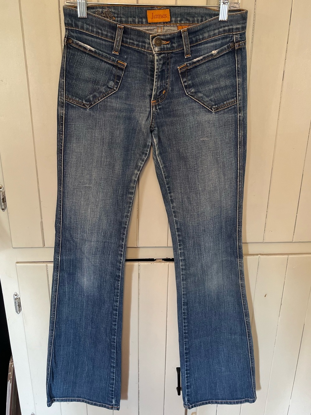 James Jeans low-rise bootcut flare jeans in a medium wash denim Sz 26